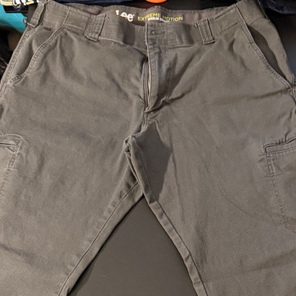 Lee Men’s Cargo Pants in Charcoal Gray - Picture 2 of 5